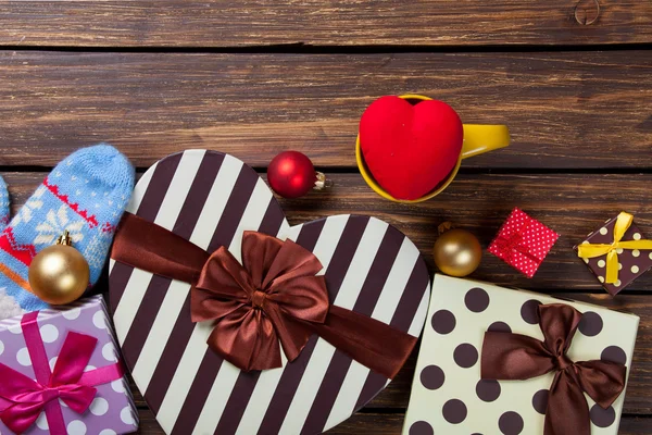 Brinquedo em forma de coração e presentes de Natal — Fotografia de Stock