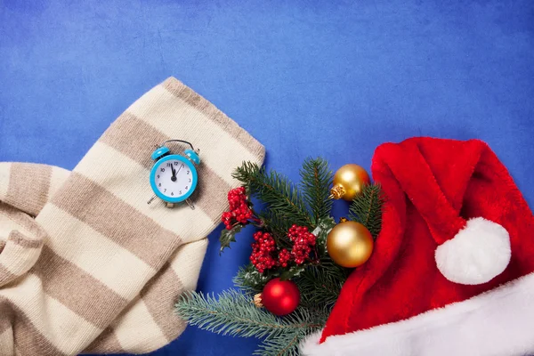 Orologio e regali con albero di Natale — Foto Stock