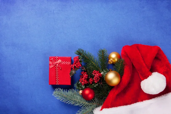 Box a vánoční ozdoby — Stock fotografie