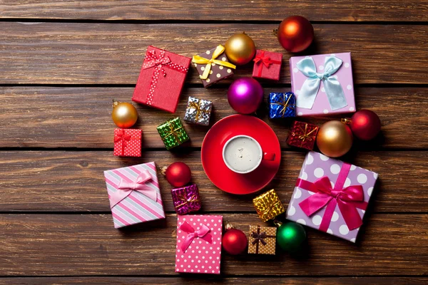 Taza de café y regalos de Navidad — Foto de Stock