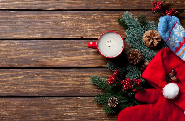 クリスマス プレゼントを一杯のコーヒー — ストック写真