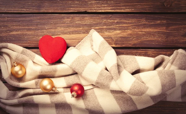 Hjärta form leksak och halsduk — Stockfoto
