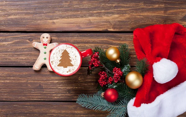 Fincan kapuçino Noel ağacı ile — Stok fotoğraf