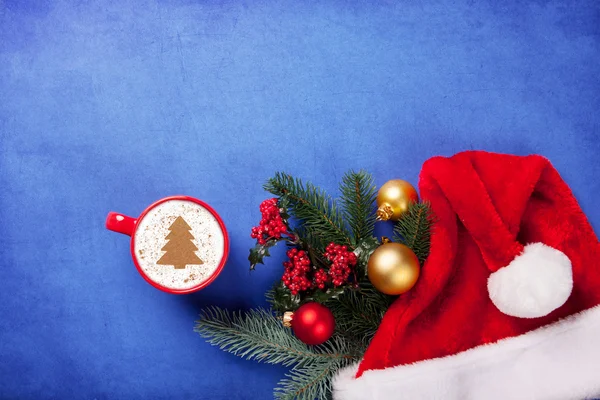 Coupe de cappuccino avec arbre de Noël — Photo