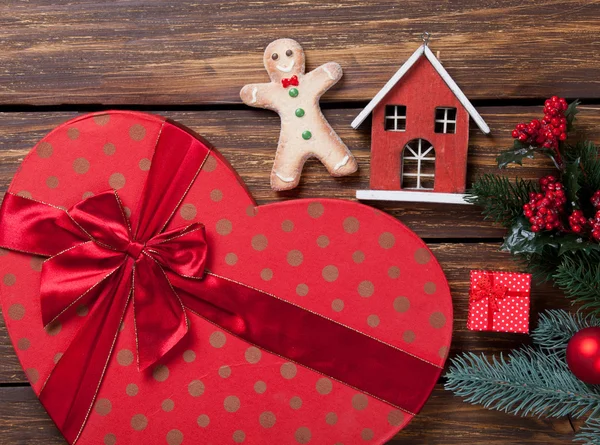 Gingerbread man and Christmas gifts — Stock Photo, Image