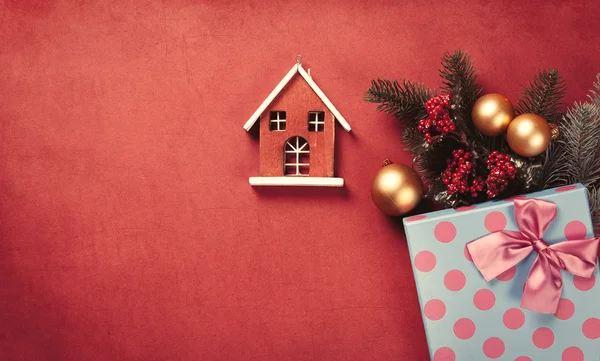 Vánoční dárky a dům hraček — Stock fotografie