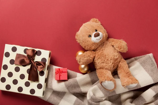 Игрушка Тедди и рождественские подарки — стоковое фото
