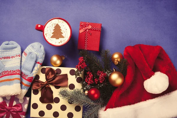 Forma del árbol de Navidad y regalos —  Fotos de Stock