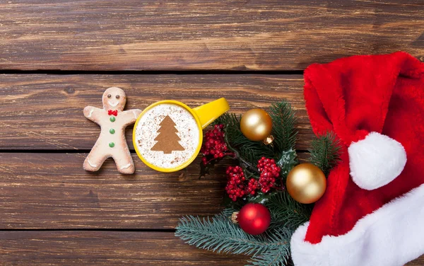 Fincan kapuçino Noel ağacı ile — Stok fotoğraf