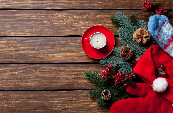 Рождественские подарки и чашка кофе — стоковое фото