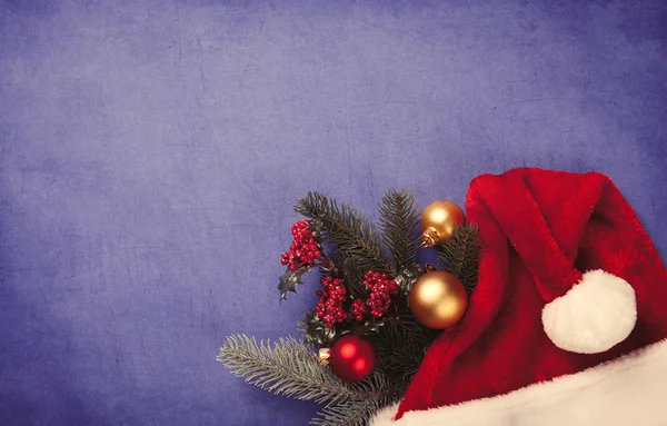 Gifts and Santa Claus hat — Stock Photo, Image