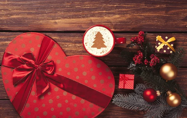 Tasse Cappuccino mit Weihnachtsbaum — Stockfoto