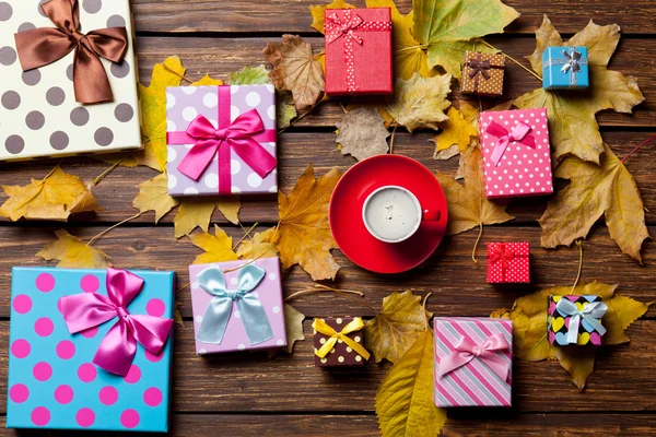 Café y regalos de temporada con hojas — Foto de Stock