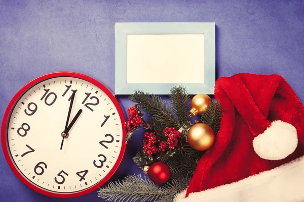 Orologio e gingilli con albero di Natale — Foto Stock