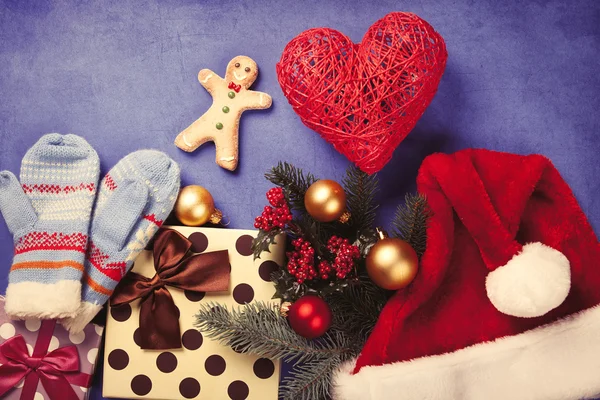 Pain d'épice homme et cadeaux de Noël — Photo