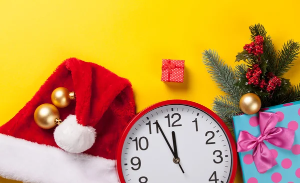 時計、クリスマス ツリーの分岐とギフト. — ストック写真