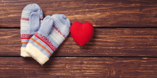 Mittens and heart shape toy — Stock Photo, Image