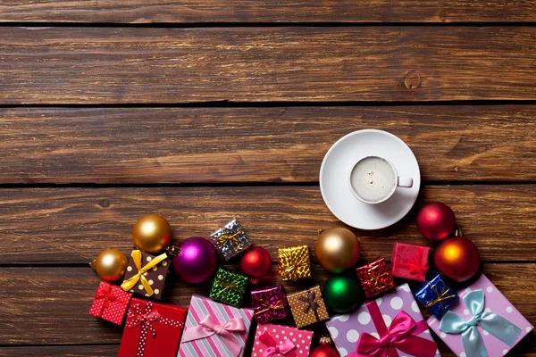 Tazza di caffè e regali di Natale — Foto Stock