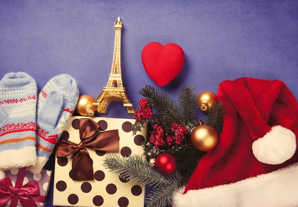Рождественские подарки и игрушка Эйфелевой башни — стоковое фото