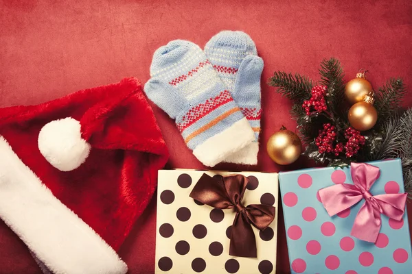 Noel hediyeleri ve mitten — Stok fotoğraf