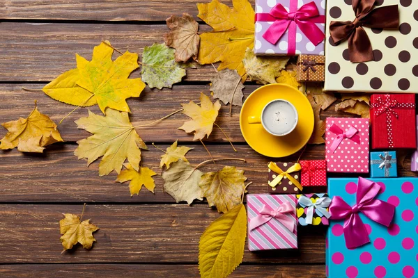 Caffè e regali di stagione con foglie — Foto Stock