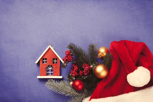 Casa de brinquedo e ramo de pinho de Natal — Fotografia de Stock