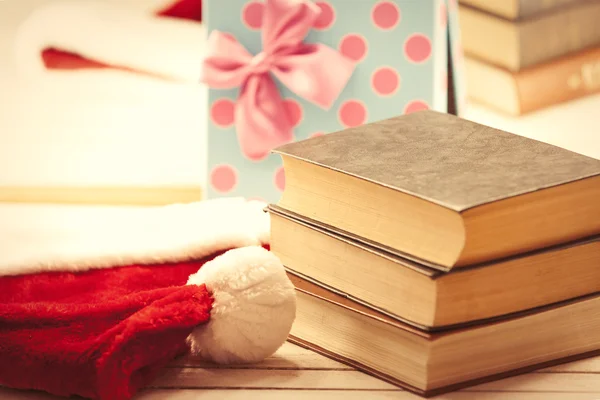 Weihnachtsmann-Hut und Bücher — Stockfoto