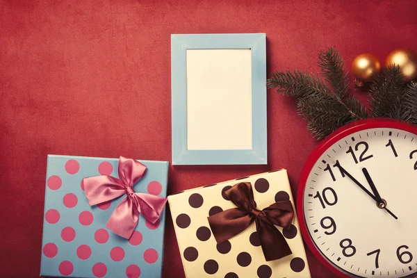 Huge clock and gifts — Stock Photo, Image