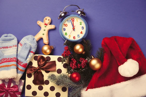 Hombre de jengibre y regalos de Navidad —  Fotos de Stock