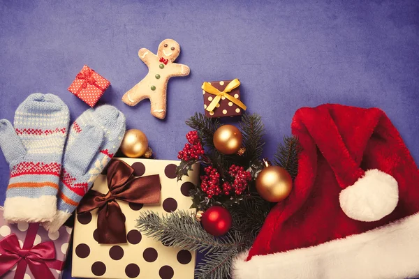 Uomo pan di zenzero e regali di Natale — Foto Stock