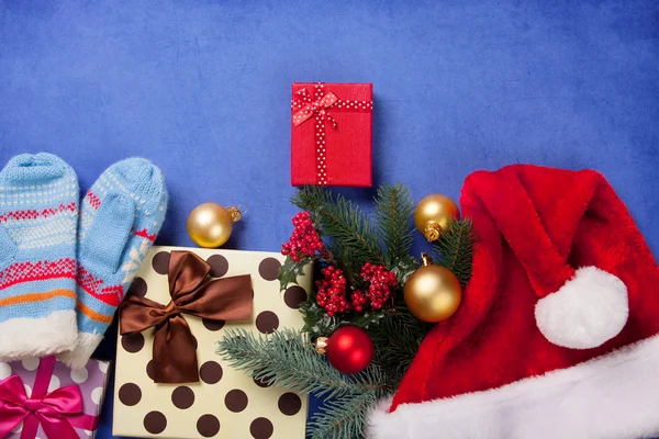 Regalos y sombrero de Papá Noel —  Fotos de Stock