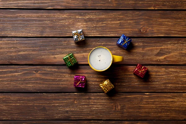 Geschenke und eine Tasse Kaffee — Stockfoto