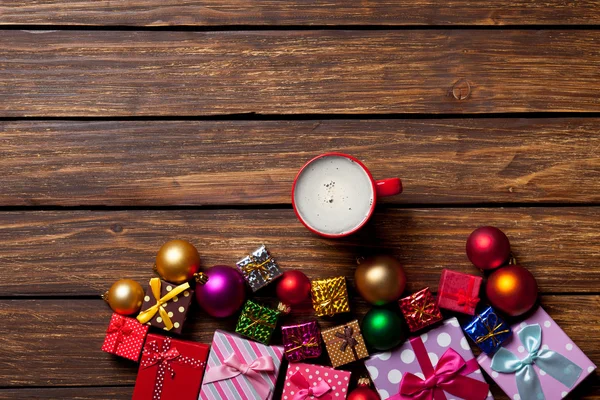 Bir fincan kahve ve Noel hediyeleri — Stok fotoğraf