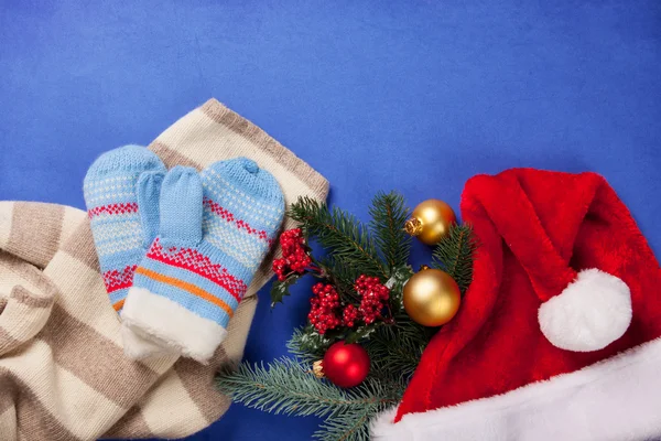 Scarf and christmas baubles — Stock Photo, Image