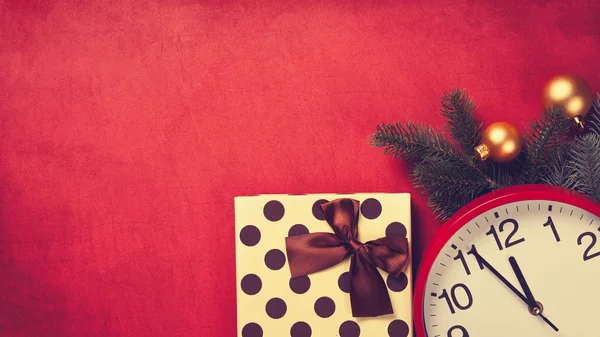 Huge clock and gifts — Stock Photo, Image