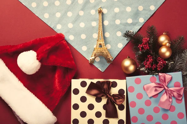 Эйфелева башня игрушки и рождественские подарки — стоковое фото