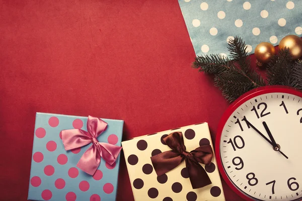 Huge clock and gifts — Stock Photo, Image