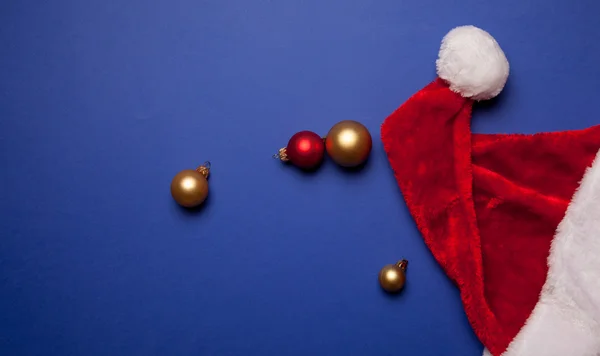 Santa Claus klobouk a vánoční ozdoby — Stock fotografie