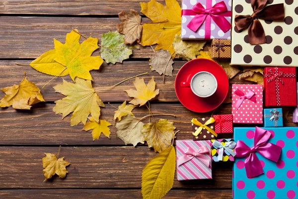 Caffè e regali di stagione con foglie — Foto Stock