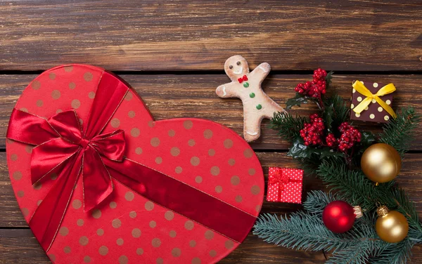 Lebkuchenmann und Weihnachtsgeschenke — Stockfoto