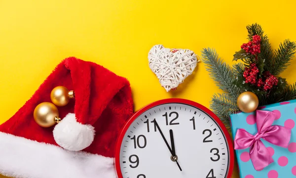 Orologio e regalo con ramo di albero di Natale . — Foto Stock