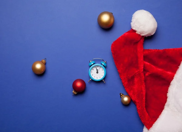 Orologio e cappello di Babbo Natale — Foto Stock