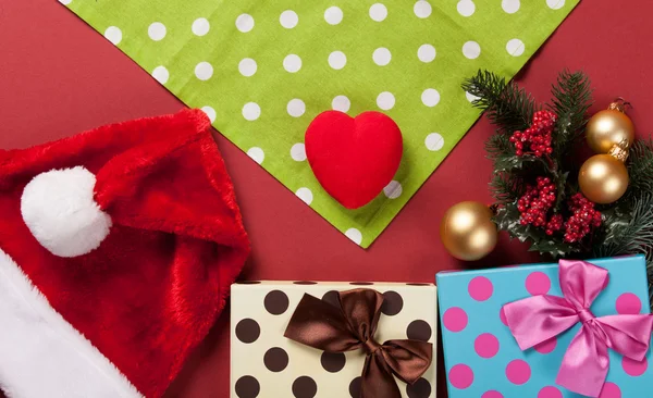 Giocattolo a forma di cuore e regali di Natale — Foto Stock