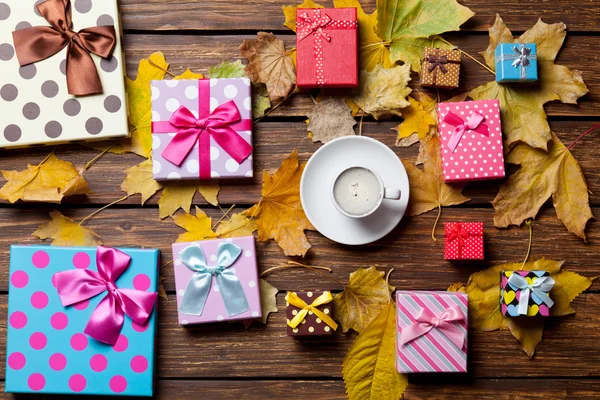 Café y regalos de temporada con hojas —  Fotos de Stock