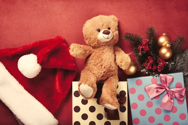 Teddybär und Weihnachtsgeschenke — Stockfoto