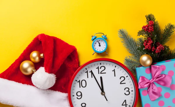 時計、クリスマス ツリーの分岐とギフト — ストック写真