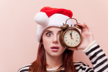 Çalar saati olan kadın.