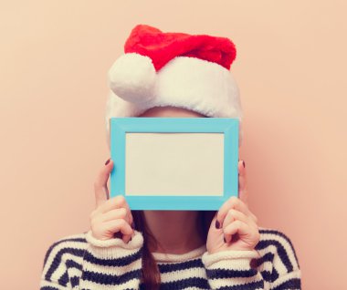 fotoğraf çerçevesi olan kadın