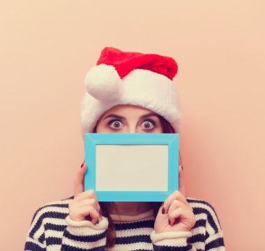 fotoğraf çerçevesi olan kadın