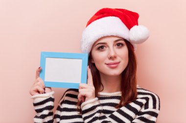 fotoğraf çerçevesi olan kadın 